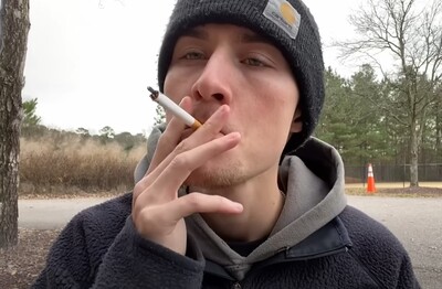 Лечение зависимости от табакокурения в Вичуге Мужчина с сигаретой делает затяжку