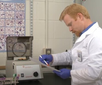 Клиника лечения наркозависимости в Вичуге Врач в кабинете клиники