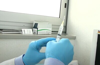 Проведение кодирования Вивитролом в Вичуге Шприц с Вивитролом в руках у врача